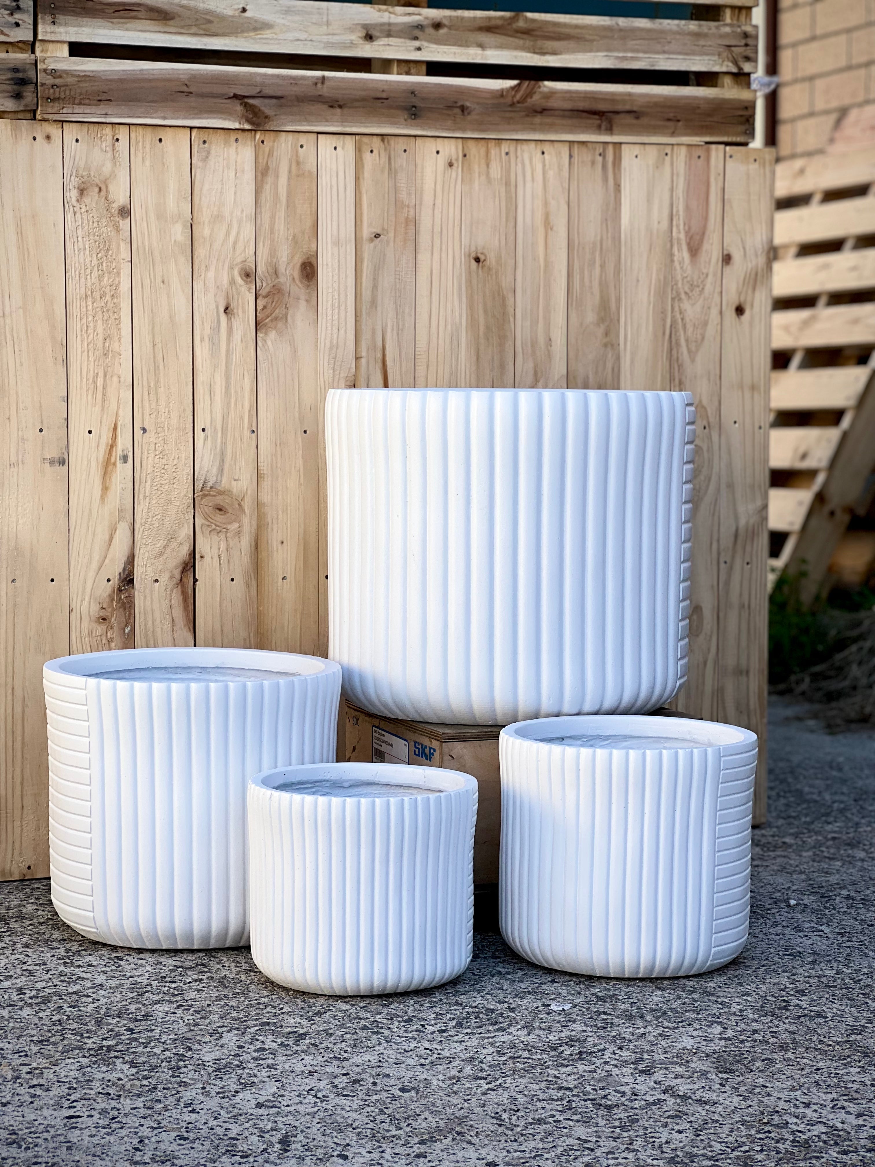 ETHNIK - Indoor or Outdoor Fiberclay Lightweight Pot with Lines DR80