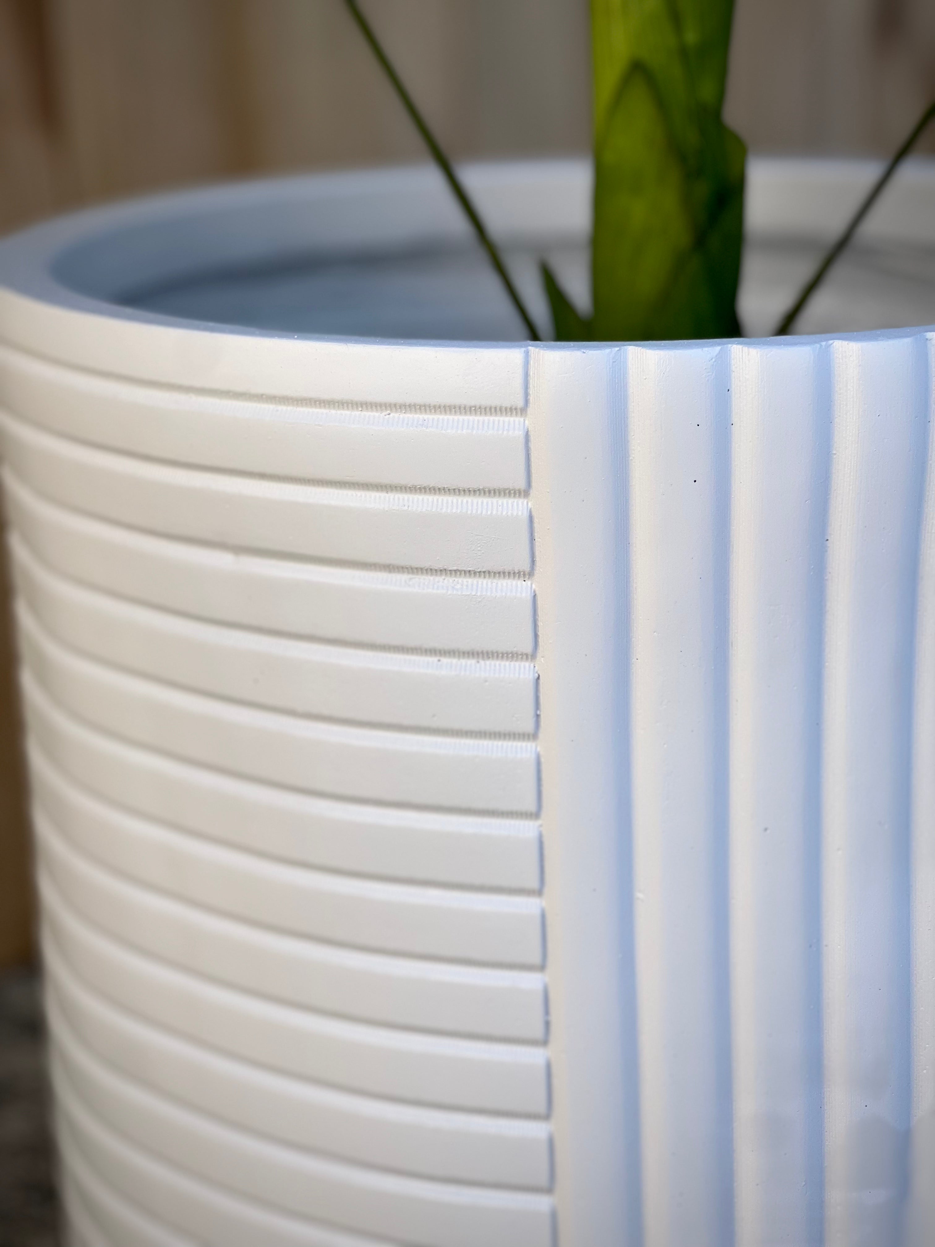 ETHNIK - Indoor or Outdoor Fiberclay Lightweight Pot with Lines DR80