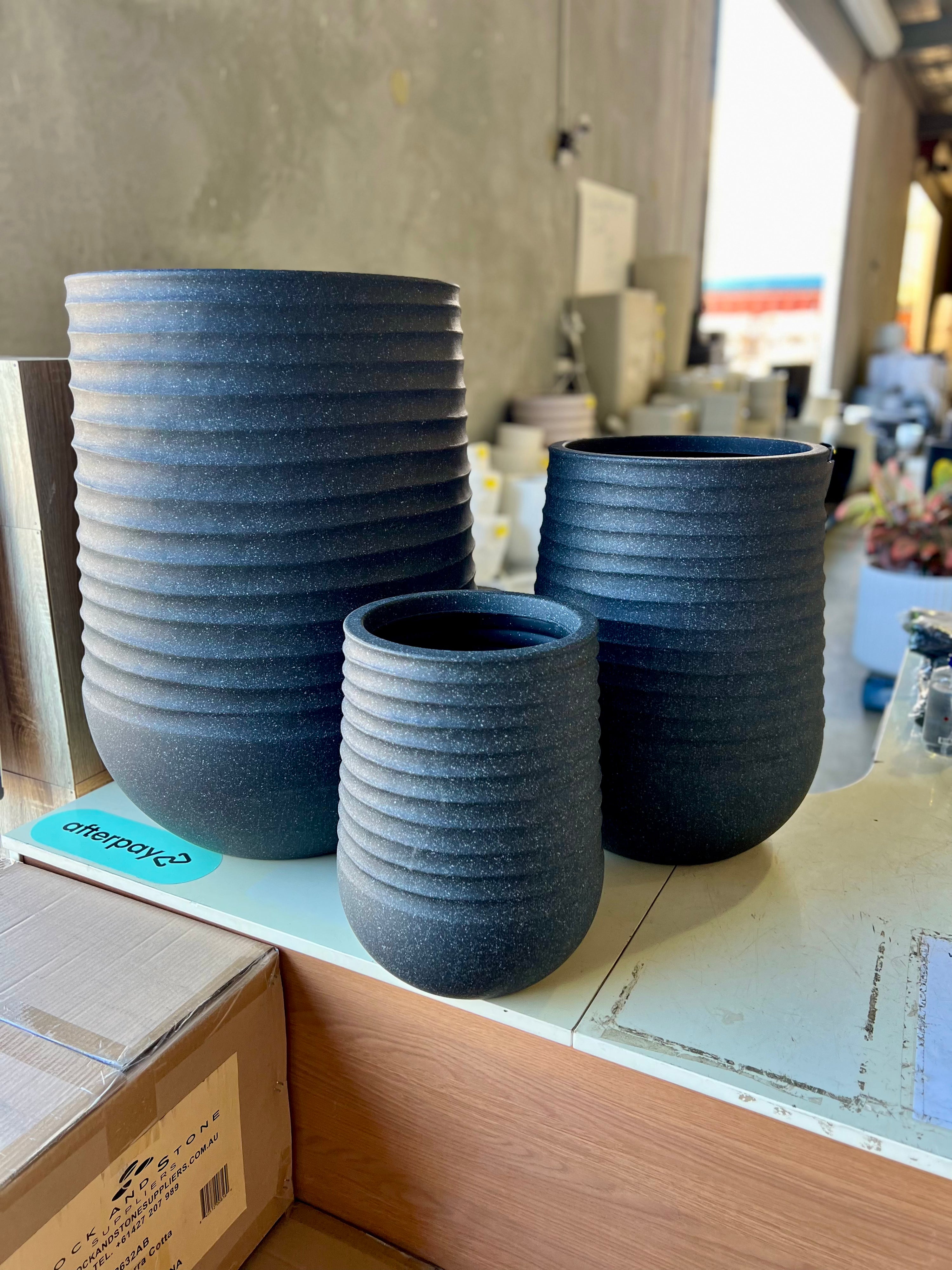 RippleLite Tower Pot detail - ribbed texture extra lightweight pot