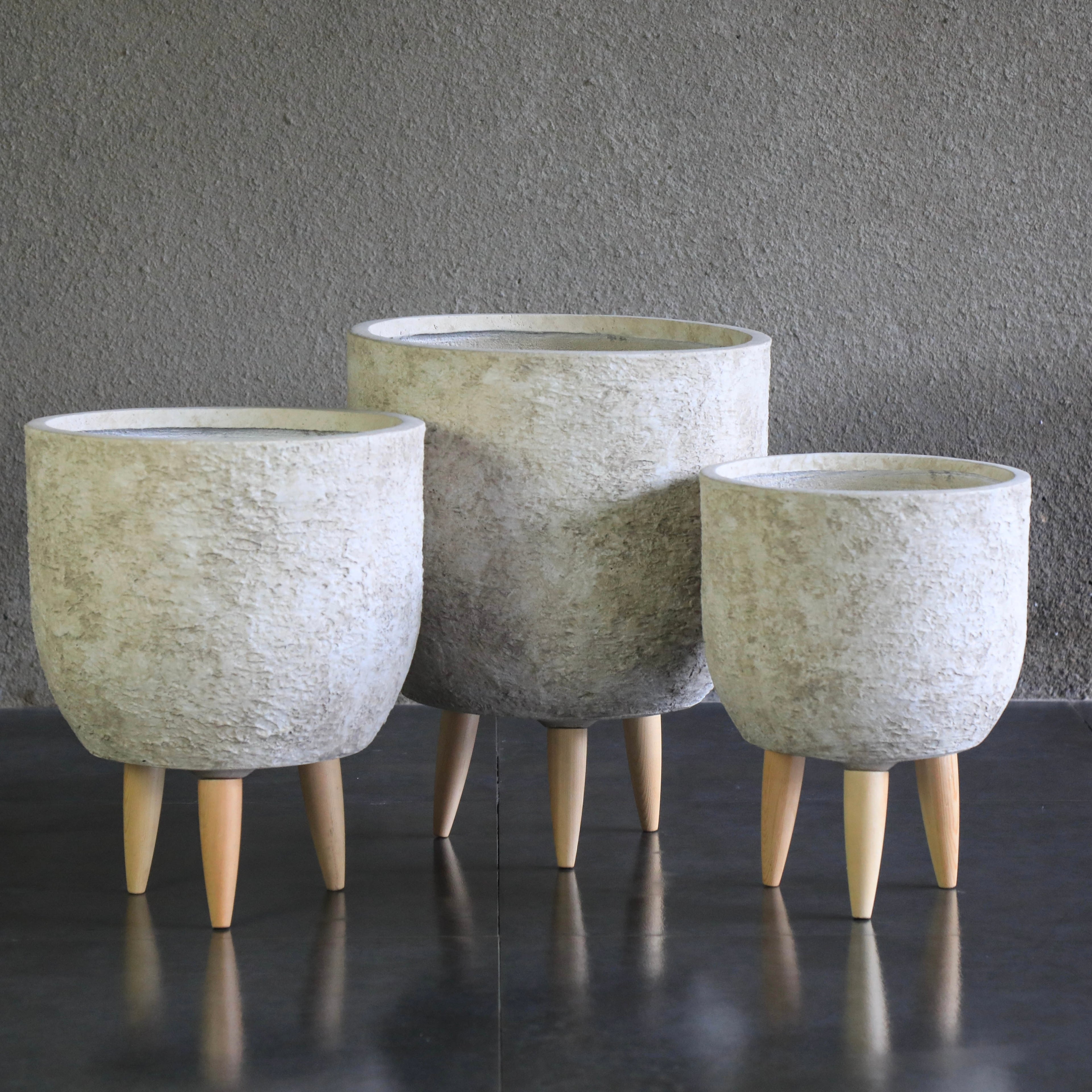 AGED STONE - Tall Indoor Fiber Cement Pot On Legs In Aged Stone Texture - 02