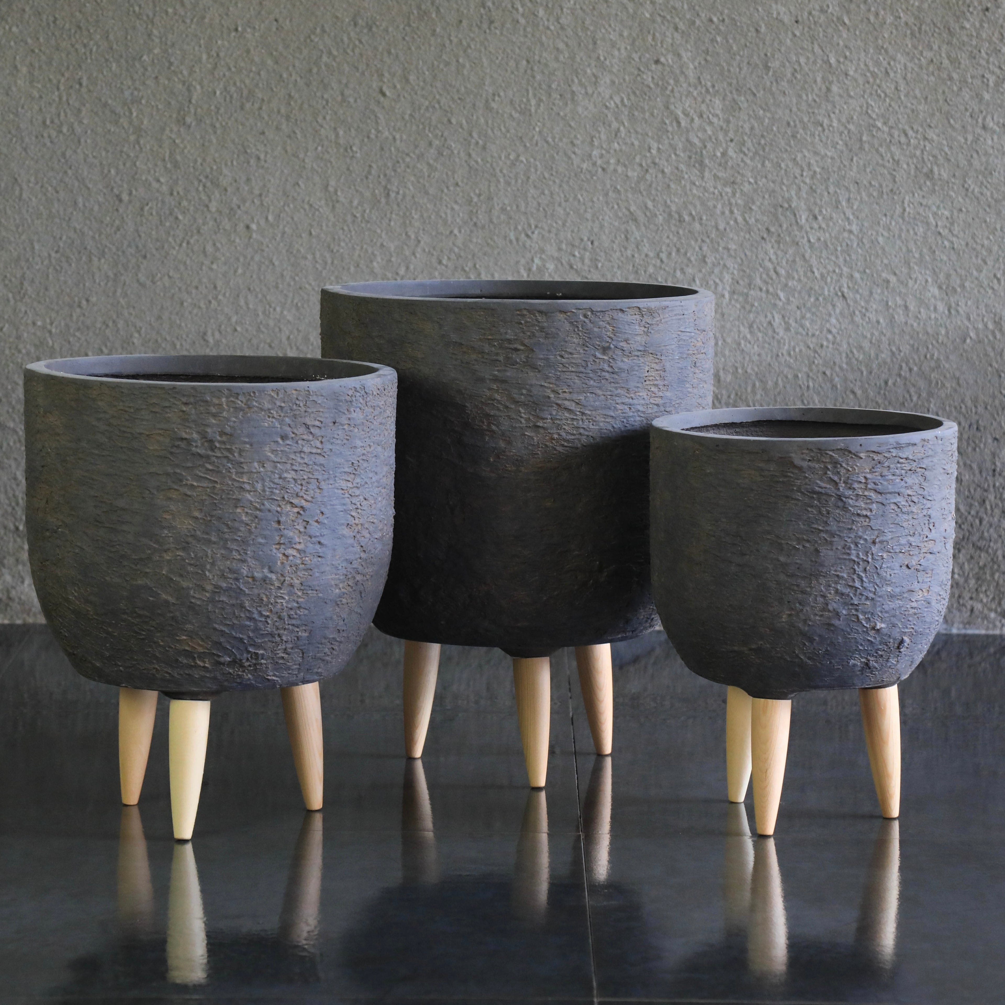 AGED STONE - Tall Indoor Fiber Cement Pot On Legs In Aged Stone Texture - 02