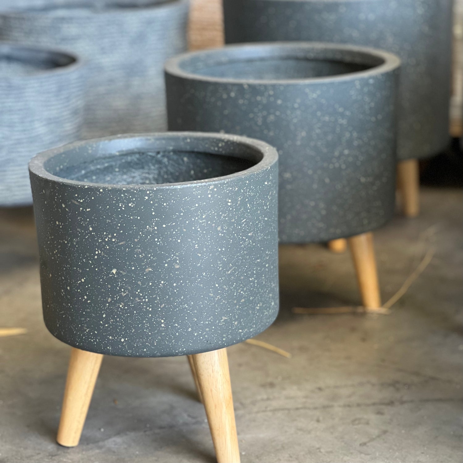 TERRAZZO LOW - Indoor Fiber Cement Pot On Legs In Terrazzo Finish - 11