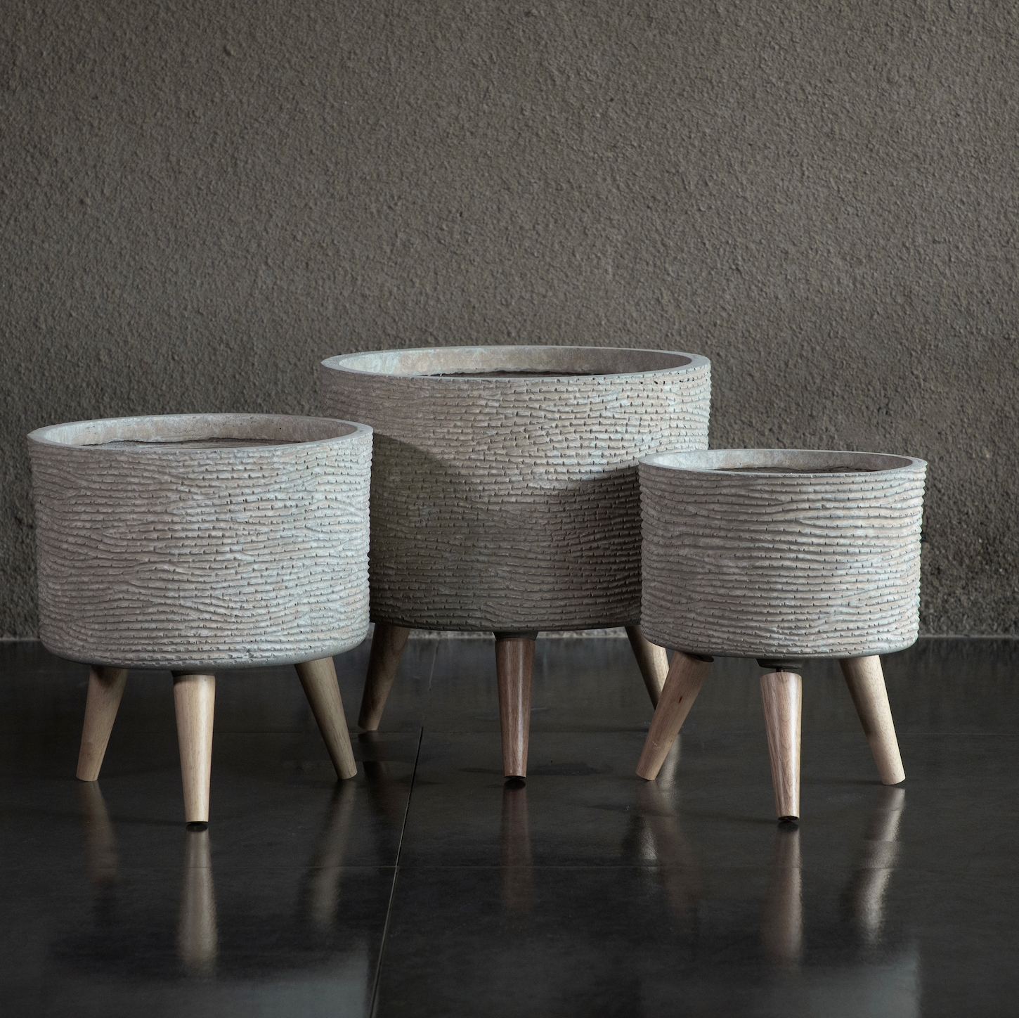 TEXTURED ROCK LOW - Indoor Fiber Cement Pot On Legs In Textured Stone - 65