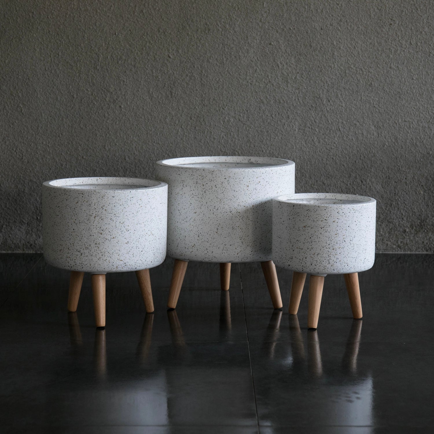 TERRAZZO LOW - Indoor Fiber Cement Pot On Legs In Terrazzo Finish - 11