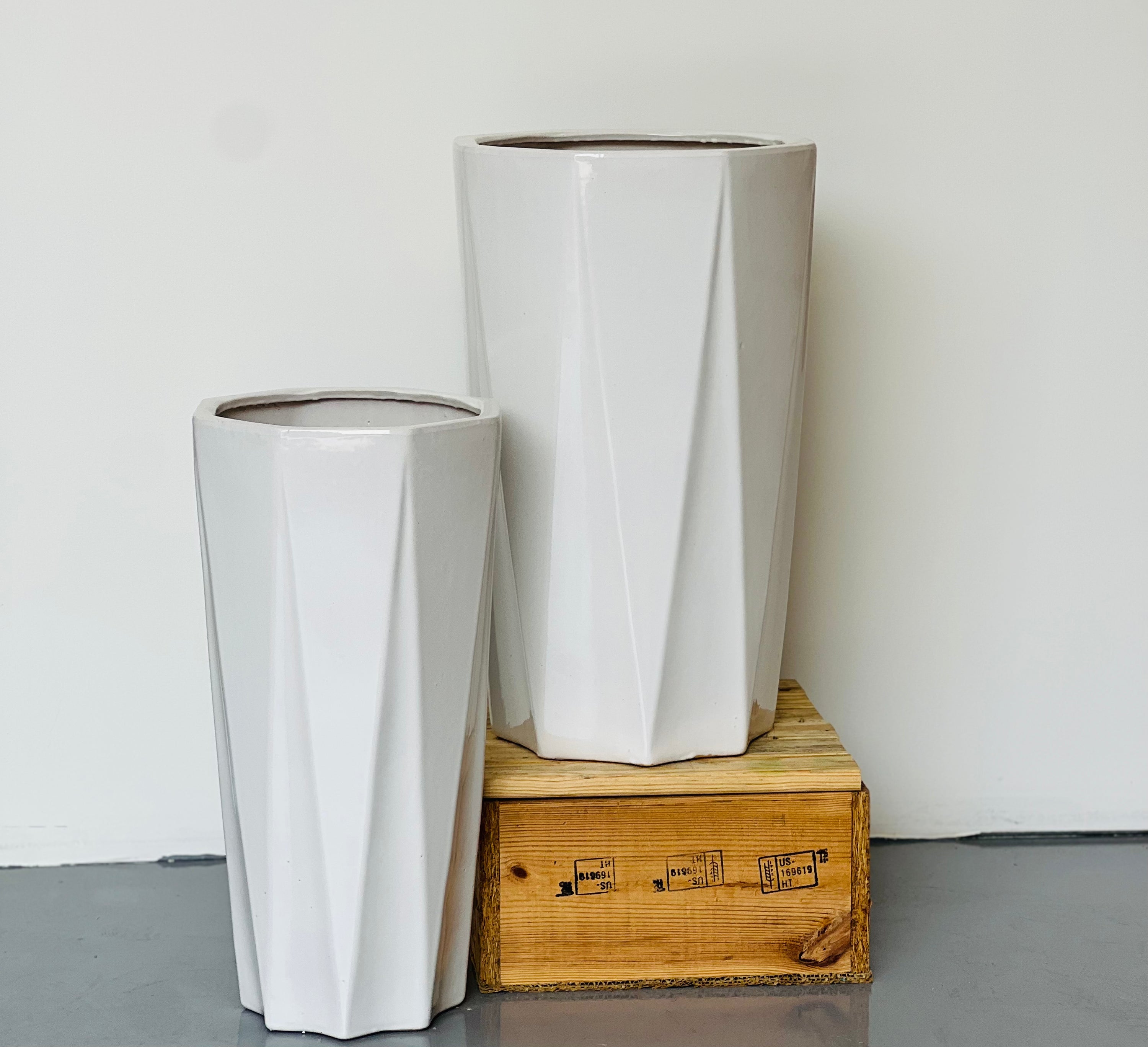 Geo White CL-34 Medium - lightweight geometric white pot