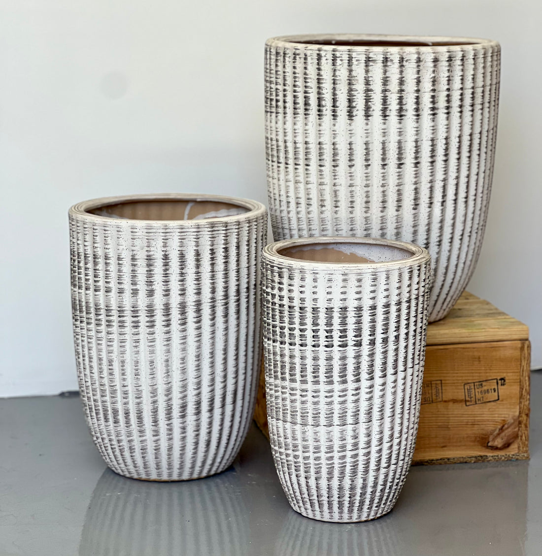 Ribbed White-Grey CL-32 Large - lightweight ribbed white grey pot