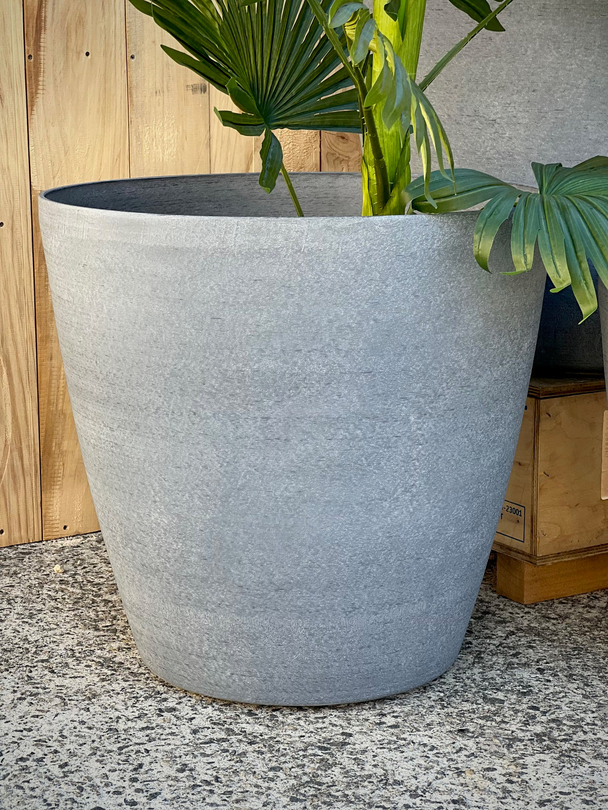 Maxi Pot styled outdoors - tree size round lightweight pot