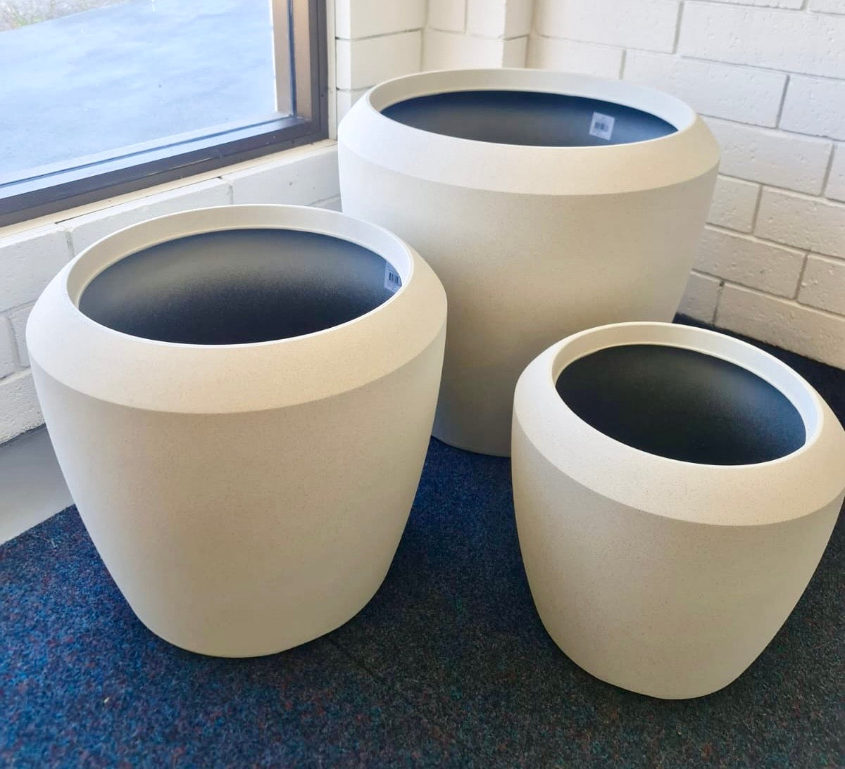 SIENNA - Lightweight StoneLite Round planter - 8629